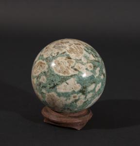 Kugel aus Brekzienmarmor, Durchmesser 9,5 cm